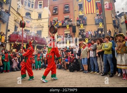 Danse des Maces et Àngels (Anges) au festival Patum de Berga, patrimoine culturel immatériel mondial de l'UNESCO (Barcelone, Catalogne, Espagne) Banque D'Images