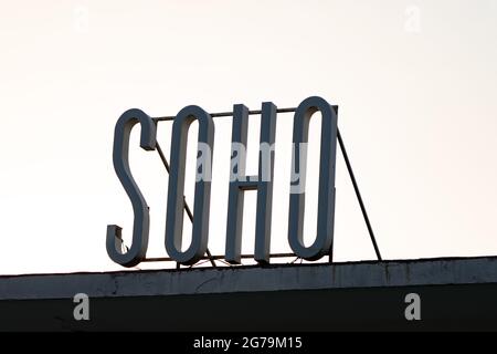 Batumi, Géorgie - 21 juin 2021 : panneau Soho sur le bâtiment Banque D'Images