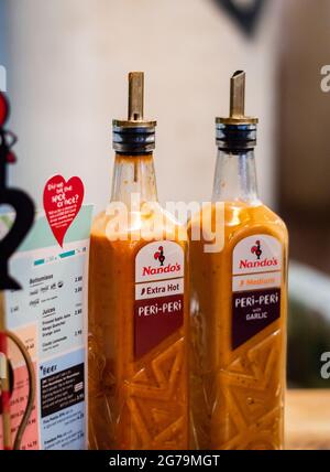 Bournemouth, Royaume-Uni. 6 novembre 2019. Peri sauce très chaude d'un restaurant Nandos. Banque D'Images