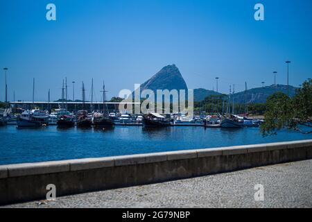 Montagne de Sugarloaf (Morro pao de açúcar) - vue de Marina da Gloria à Rio de Janeiro, Brésil Banque D'Images