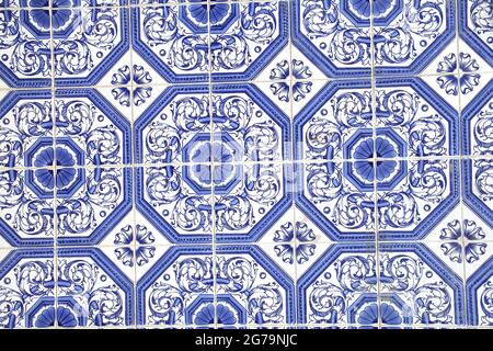 Carreaux de céramique traditionnels bleus et blancs ou azulejos qui couvrent de nombreux bâtiments à Lisbonne, Portugal. Banque D'Images