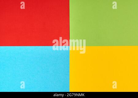 Papiers dans les couleurs de la célèbre société informatique, le logo du fabricant de logiciels. Couleurs du papier rouge, vert, bleu et jaune. Concept du logo de la société. Abstrac Banque D'Images