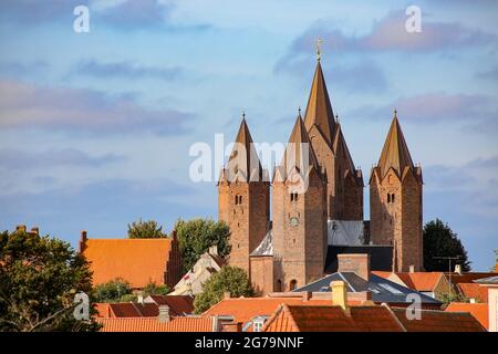 Église notre-Dame de Kalundborg, Danemark. Il possède cinq tours distinctives et se trouve sur une colline au-dessus de la ville, ce qui en fait le point de repère de la ville. Banque D'Images