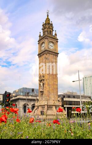 L'horloge commémorative Albert (plus communément appelée l'horloge Albert) est une tour d'horloge située sur la place de la Reine à Belfast, en Irlande du Nord. Banque D'Images