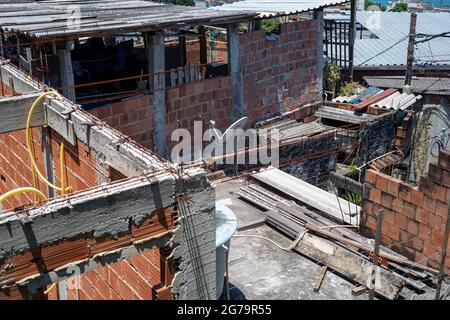 Fragiles constructions résidentielles de favela Vidigal à Rio de Janeiro. Après avoir installé des unités de police pacificatrices, favela est devenu meilleur et plus sûr endroit où vivre. Banque D'Images