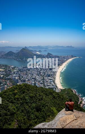 Les touristes appréciant la vue panoramique de la plage d'Ipanema/Leblon et Lagoa Rodrigo de Freitas comme vu du sommet de Dais Irmaos Two Brothers Mountain à Rio de Janeiro, Brésil Banque D'Images