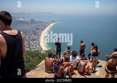 Les touristes appréciant la vue panoramique de la plage d'Ipanema/Leblon et Lagoa Rodrigo de Freitas comme vu du sommet de Dais Irmaos Two Brothers Mountain à Rio de Janeiro, Brésil Banque D'Images