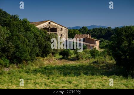 La font ferme, entre les pâturages de Lluçà (Lluçanès, Osona, Catalogne, Espagne) ESP: Masía de la font, entre campos de Papura en Lluçà, España Banque D'Images