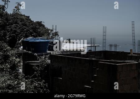 Fragiles constructions résidentielles de favela Vidigal à Rio de Janeiro. Après avoir installé des unités de police pacificatrices, favela est devenu meilleur et plus sûr endroit où vivre. Banque D'Images