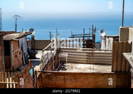 Fragiles constructions résidentielles de favela Vidigal à Rio de Janeiro. Après avoir installé des unités de police pacificatrices, favela est devenu meilleur et plus sûr endroit où vivre. Banque D'Images