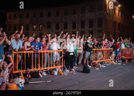 Les fans de football réagissent en regardant les finales de l'UEFA EURO 2020 entre l'Italie et l'Angleterre. L'Italie a battu l'Angleterre 3-2 dans une fusillade de pénalité après un tirage de 1-1. (Photo de Bruna Casas / SOPA Images / Sipa USA) Banque D'Images