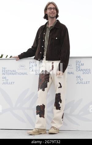 (210712) -- CANNES, le 12 juillet 2021 (Xinhua) -- l'acteur Hampus Nordenson pose pendant la séance photo du film "l'île de Bergman" au 74e Festival annuel du film de Cannes, à Cannes, en France, le 12 juillet 2021. (Xinhua)