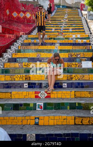 Les marches de Selaron (ou pas de Lapa) qui sont couvertes de carreaux colorés du monde entier, est l'une des principales attractions touristiques de Rio de Janeiro. Banque D'Images