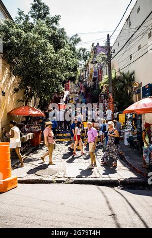 Les marches de Selaron (ou pas de Lapa) qui sont couvertes de carreaux colorés du monde entier, est l'une des principales attractions touristiques de Rio de Janeiro. Banque D'Images