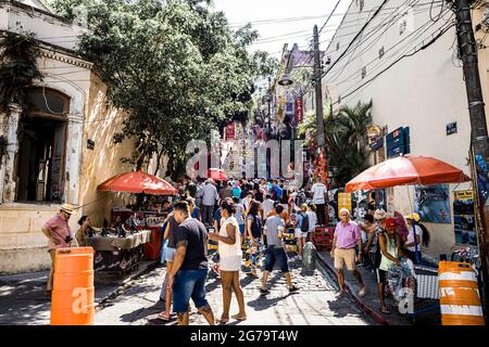 Les marches de Selaron (ou pas de Lapa) qui sont couvertes de carreaux colorés du monde entier, est l'une des principales attractions touristiques de Rio de Janeiro. Banque D'Images