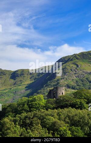 Château de Dolbadu qui garde le col de Llanberis, Gwynedd, au nord du pays de Galles Banque D'Images