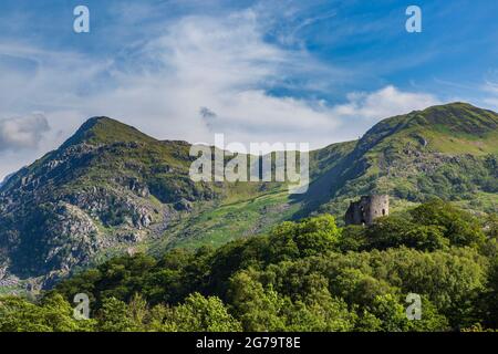 Château de Dolbadu qui garde le col de Llanberis, Gwynedd, au nord du pays de Galles Banque D'Images