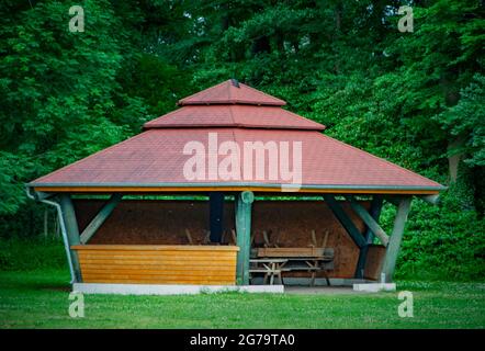 VERSMOLD, ALLEMAGNE. 20 JUIN 2021 Campingpark Sonnensee. Belvédère en bois de style campagnard sur un pré vert. Les gens se reposant dans la forêt. Banque D'Images