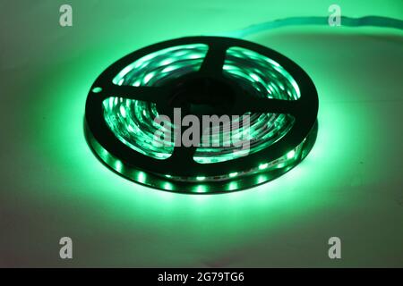 Diodes électroluminescentes ou bande lumineuse LED en bobine de couleur vert brillant Banque D'Images