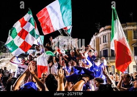 Tropea, Italie. 11 juillet 2021. Les fans italiens jubilants célèbrent la victoire après que l'Italie ait battu l'Angleterre pour remporter les championnats de football Euro 2020 lors d'une finale au stade Wembley à Londres. L'Italie a battu l'Angleterre 3-2 dans une fusillade de pénalité après un tirage de 1-1. (Photo de Valeria Ferraro/SOPA Images/Sipa USA) crédit: SIPA USA/Alay Live News Banque D'Images