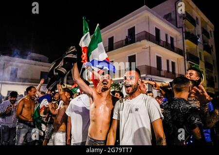 Tropea, Italie. 11 juillet 2021. Les fans italiens jubilants célèbrent la victoire après que l'Italie ait battu l'Angleterre pour remporter les championnats de football Euro 2020 lors d'une finale au stade Wembley à Londres. L'Italie a battu l'Angleterre 3-2 dans une fusillade de pénalité après un tirage de 1-1. (Photo de Valeria Ferraro/SOPA Images/Sipa USA) crédit: SIPA USA/Alay Live News Banque D'Images