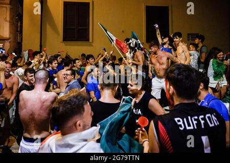 Tropea, Italie. 11 juillet 2021. Les fans italiens jubilants célèbrent la victoire après que l'Italie ait battu l'Angleterre pour remporter les championnats de football Euro 2020 lors d'une finale au stade Wembley à Londres. L'Italie a battu l'Angleterre 3-2 dans une fusillade de pénalité après un tirage de 1-1. (Photo de Valeria Ferraro/SOPA Images/Sipa USA) crédit: SIPA USA/Alay Live News Banque D'Images