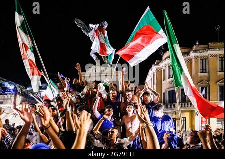 Tropea, Italie. 11 juillet 2021. Les fans italiens jubilants célèbrent la victoire après que l'Italie ait battu l'Angleterre pour remporter les championnats de football Euro 2020 lors d'une finale au stade Wembley à Londres. L'Italie a battu l'Angleterre 3-2 dans une fusillade de pénalité après un tirage de 1-1. (Photo de Valeria Ferraro/SOPA Images/Sipa USA) crédit: SIPA USA/Alay Live News Banque D'Images