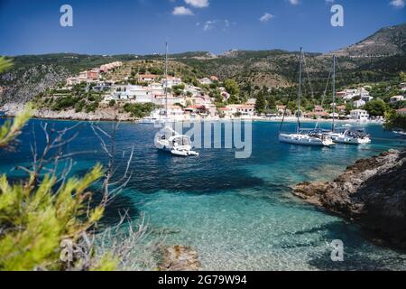 Petite ville d'Assos sur la mer Ionienne, île de Kefalonia, Grèce Banque D'Images