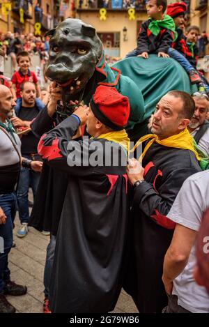 Place Sant Pere lors de la célébration du festival Patum de Berga (Barcelone, Catalogne, Espagne) ESP: Plaza de Sant Pere durante la Patum de Berga Banque D'Images