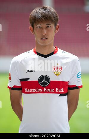12 juillet 2021, Bade-Wurtemberg, Stuttgart: Journée officielle des médias du Bundesliga club VfB Stuttgart: Hiroki Ito. Photo: Marijan Murat/dpa - NOTE IMPORTANTE: Conformément aux règlements du DFL Deutsche Fußball Liga et/ou du DFB Deutscher Fußball-Bund, il est interdit d'utiliser ou d'utiliser des photos prises dans le stade et/ou du match sous forme de séquences et/ou de séries de photos de type vidéo. Banque D'Images