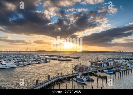 Coucher de soleil dans le port de Laboe sur la mer Baltique, Schleswig-Holstein. Banque D'Images