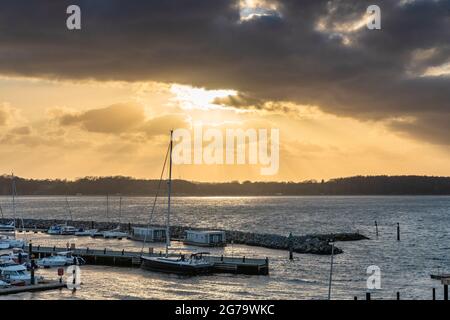 Coucher de soleil dans le port de Laboe sur la mer Baltique, Schleswig-Holstein. Banque D'Images