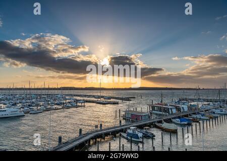 Coucher de soleil dans le port de Laboe sur la mer Baltique, Schleswig-Holstein. Banque D'Images