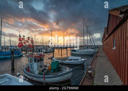 Coucher de soleil dans le port de Laboe sur la mer Baltique, Schleswig-Holstein. Banque D'Images