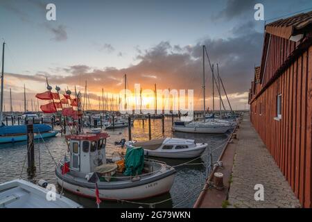 Coucher de soleil dans le port de Laboe sur la mer Baltique, Schleswig-Holstein. Banque D'Images