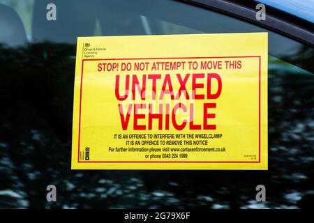 Affiche d'avertissement DVLA sur une fenêtre de véhicule non taxé, Royaume-Uni Banque D'Images