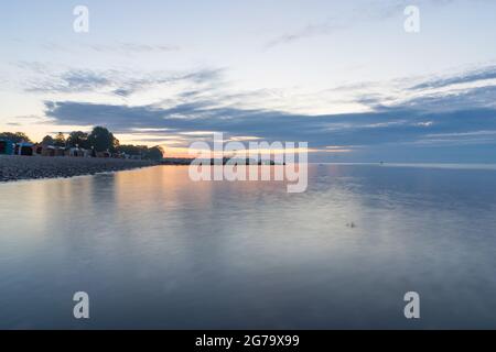 Lever du soleil sur la côte Baltique à Strande, Kiel, fjord de Kiel, mer Baltique. Banque D'Images