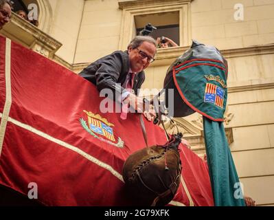 La Guita Grossa (grand dragon) transportant le wineskin au Président de la Generalitat de Catalogne, Quim Torra, pendant le Patum de Berga (Espagne) Banque D'Images