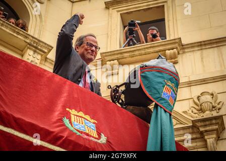 La Guita Grossa (grand dragon) transportant le wineskin au Président de la Generalitat de Catalogne, Quim Torra, pendant le Patum de Berga (Espagne) Banque D'Images