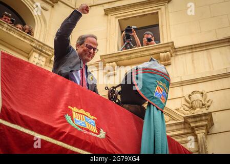 La Guita Grossa (grand dragon) transportant le wineskin au Président de la Generalitat de Catalogne, Quim Torra, pendant le Patum de Berga (Espagne) Banque D'Images