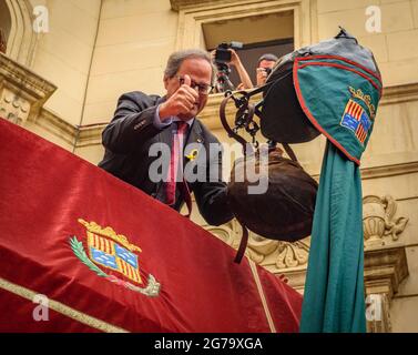 La Guita Grossa (grand dragon) transportant le wineskin au Président de la Generalitat de Catalogne, Quim Torra, pendant le Patum de Berga (Espagne) Banque D'Images