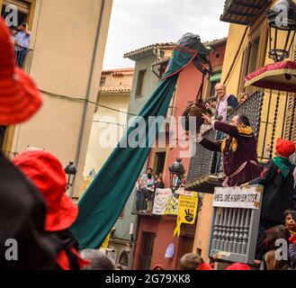 La Guita Grossa (grand dragon) transportant le wineskin à la taramasseuse (batteur) pendant le Patum de Berga (Barcelone, Catalogne, Espagne) Banque D'Images