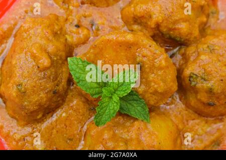 Plat populaire punjabi North Indian Side Dum aloo avec sauce. Recette de nourriture indienne bébé légume de pomme de terre mangé avec du riz ou des chapati servi dans un bol Banque D'Images