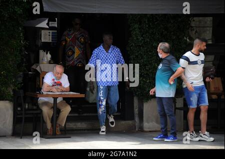 Milan, Khaby lame déjeuner dans le centre avec des amis Khaby lame, né à Khabane lame, 21 ans d'origine sénégalaise et résidant en Italie, Est devenu célèbre avec ses courts sketch comique et il y a quelques jours, il est devenu le deuxième plus influent compte TIK TOK. Célèbre dans le monde avec plus de 50 MILLIONS d'adeptes, dépassant les déjà connus Chiara Ferragni et Gianluca Vacchi également sur INSTAGRAM. À l'heure actuelle à la 1ère place des influenceurs du monde sur TIK TOK, il y a CHARLI d'AMELIO qui a voulu féliciter KHABY LAME pour le résultat obtenu. Dans les photos Khaby lame et certains de ses amis, Banque D'Images