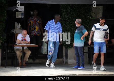 Milan, Khaby lame déjeuner dans le centre avec des amis Khaby lame, né à Khabane lame, 21 ans d'origine sénégalaise et résidant en Italie, Est devenu célèbre avec ses courts sketch comique et il y a quelques jours, il est devenu le deuxième plus influent compte TIK TOK. Célèbre dans le monde avec plus de 50 MILLIONS d'adeptes, dépassant les déjà connus Chiara Ferragni et Gianluca Vacchi également sur INSTAGRAM. À l'heure actuelle à la 1ère place des influenceurs du monde sur TIK TOK, il y a CHARLI d'AMELIO qui a voulu féliciter KHABY LAME pour le résultat obtenu. Dans les photos Khaby lame et certains de ses amis, Banque D'Images