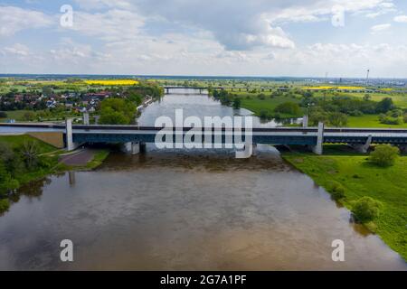 Allemagne, Saxe-Anhalt, Hohenwarthe, une barge traverse la jonction de la voie navigable de Magdeburg, le canal Mittelland mène ici dans un pont de Trpg au-dessus de l'Elbe.D'une longueur de 918 mètres, c'est le plus long pont de canal d'Europe. Banque D'Images