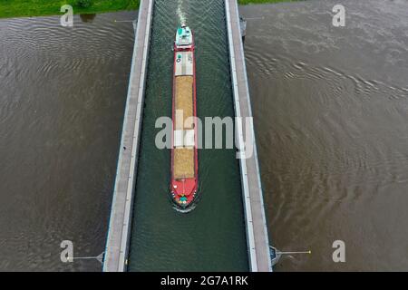 Allemagne, Saxe-Anhalt, Hohenwarthe, une barge traverse la jonction de la voie navigable de Magdeburg, le canal Mittelland mène ici dans un pont de Trpg au-dessus de l'Elbe.D'une longueur de 918 mètres, c'est le plus long pont de canal d'Europe. Banque D'Images