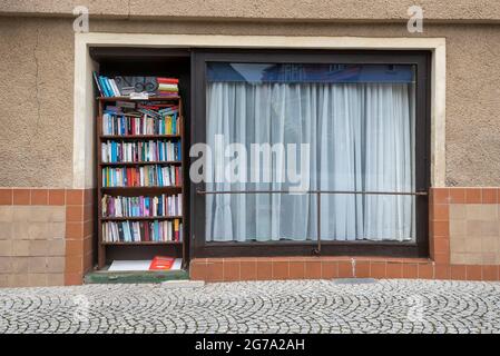 Allemagne, Saxe-Anhalt, Gernrode, des livres anciens sont sur une étagère dans une rue. Banque D'Images