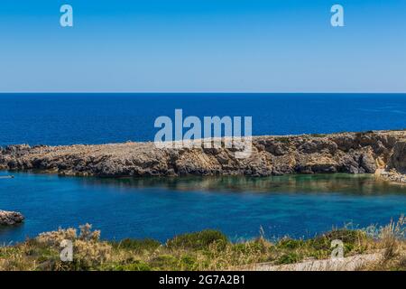 Côte rocheuse, son Parc, Minorque, Iles Baléares, Méditerranée, Espagne Europe Banque D'Images