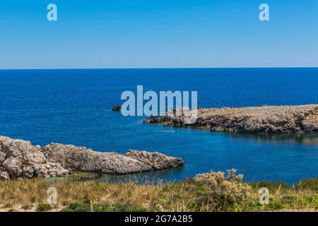 Côte rocheuse, son Parc, Minorque, Iles Baléares, Méditerranée, Espagne Europe Banque D'Images